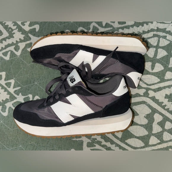 New Balance 327 Gray and Black Athletic Shoes - Picture 3 of 7
